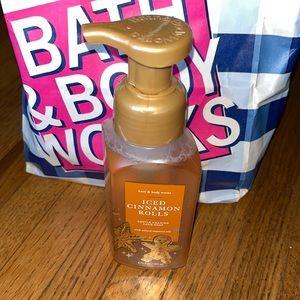 Bath&Body iced cinnamon rolls hand soap